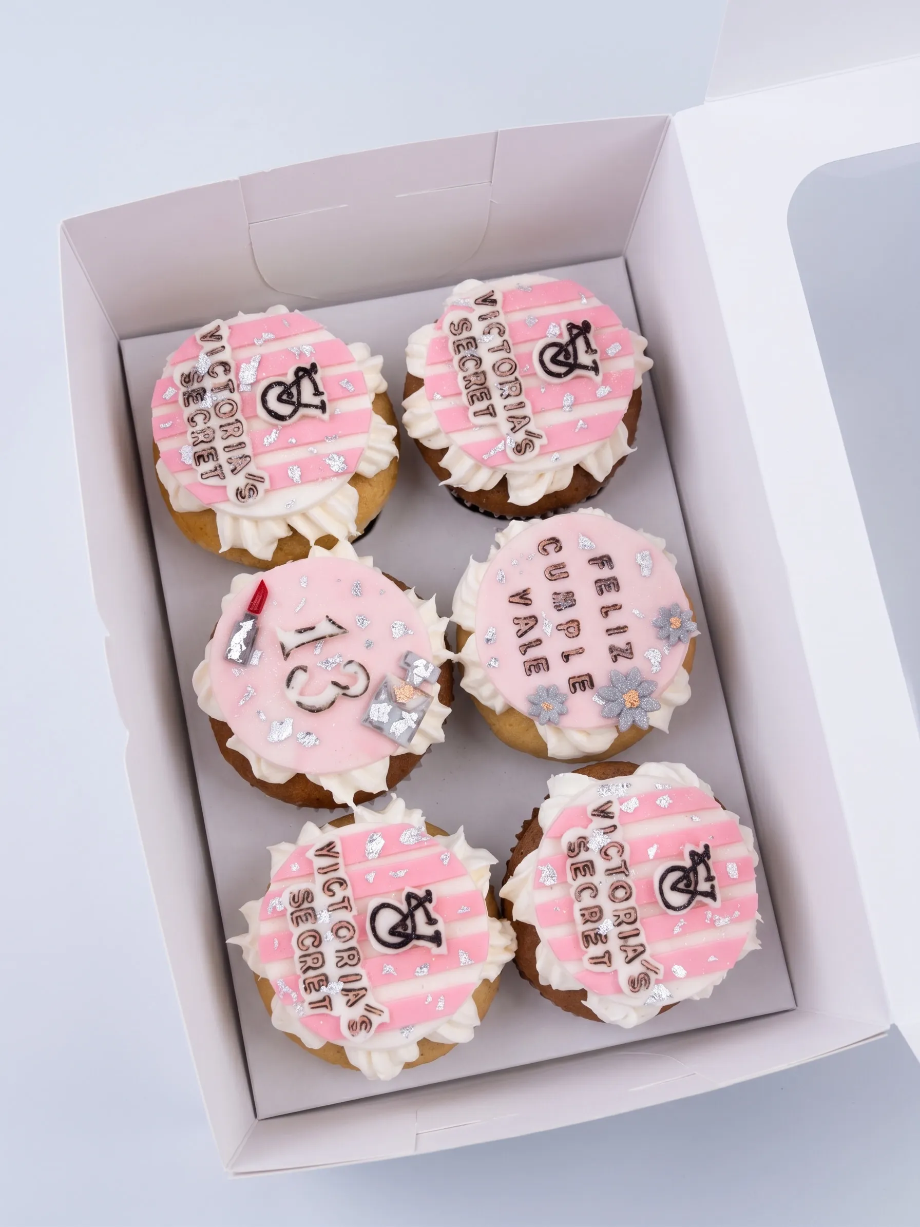 Caja de cupcakes personalizados de DULUZ decorados en fondant rosa y plata