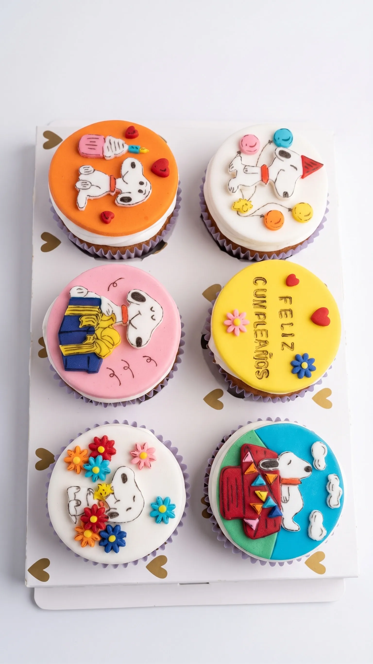 Cupcakes personalizados con fondant temático de Snoopy