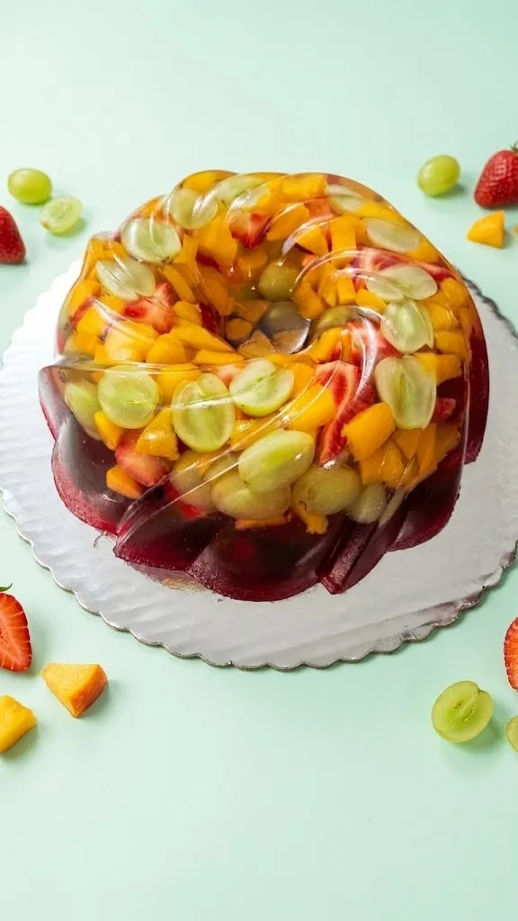 Gelatina de frutas de DULUZ en molde de rosca, con uva, mango y fresa a la vista