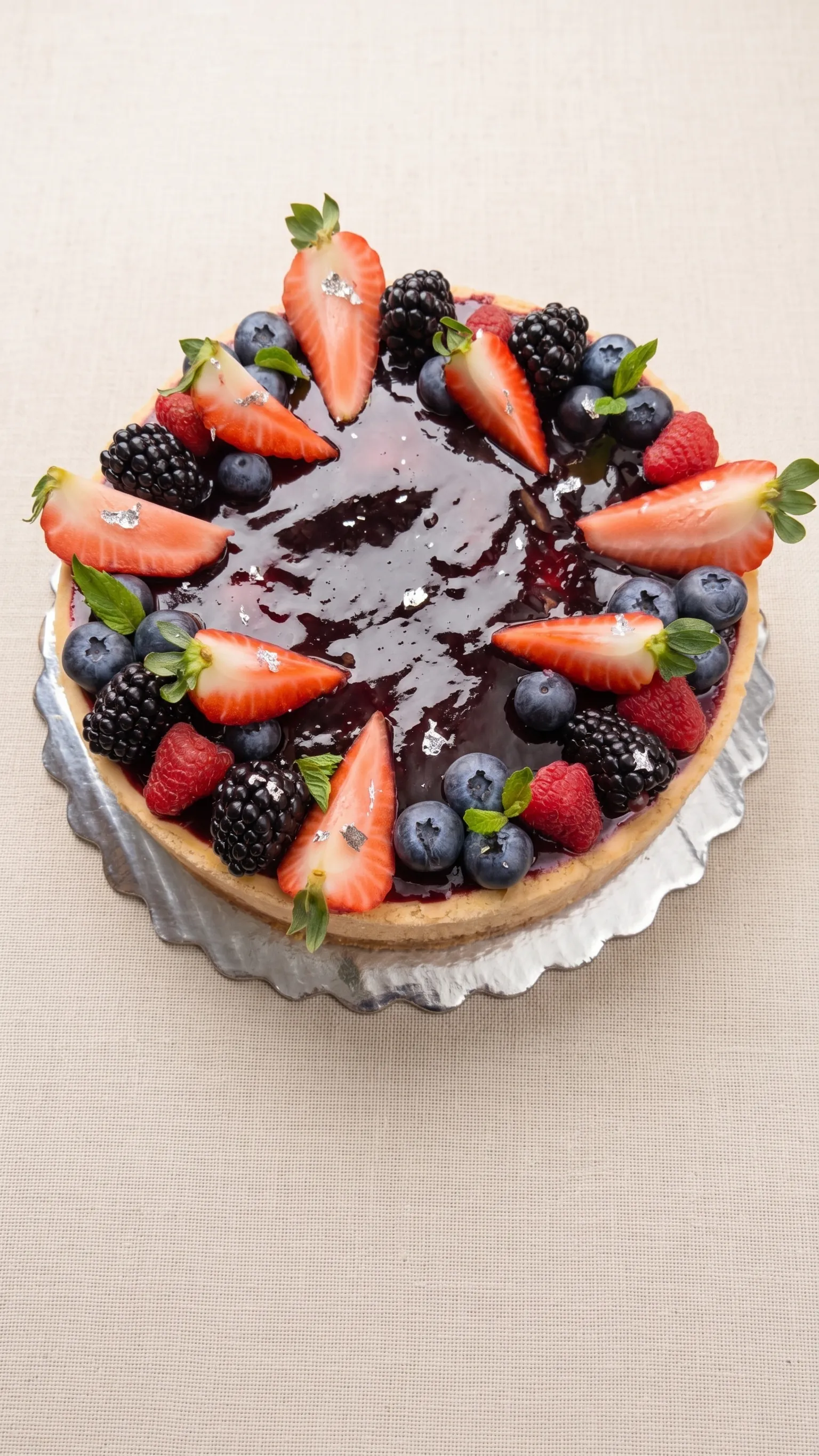 Cheesecake de frutos rojos de DULUZ con espejo de zarzamora, fresa, frambuesa y arándano frescos